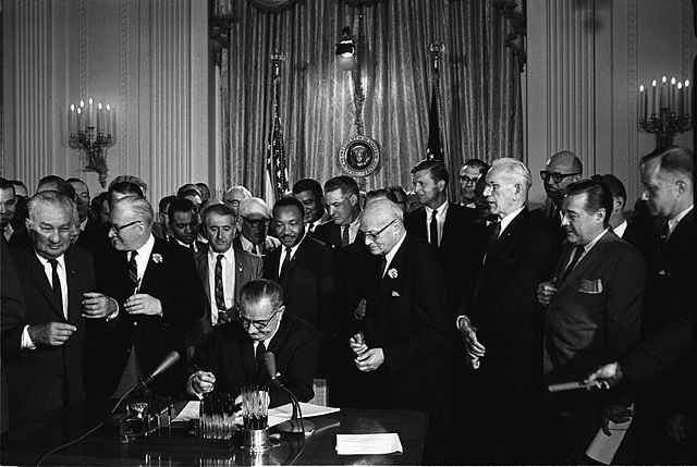 File:Lyndon Johnson signing Civil Rights Act, July 2, 1964.jpg