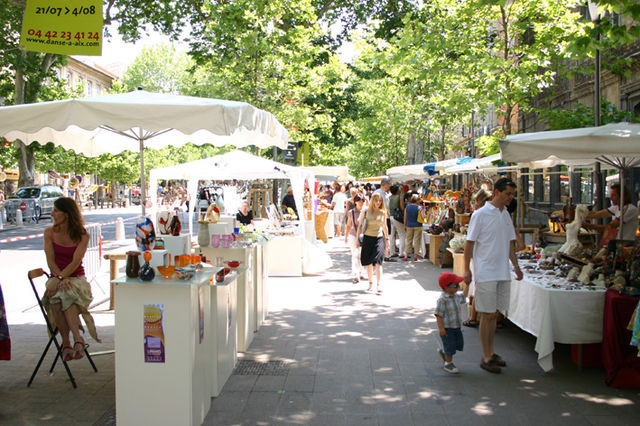 File:Street Market in Aix en Provence.jpg