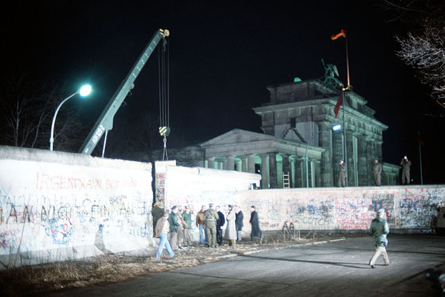 File:Crane removed part of Wall Brandenburg Gate.jpg