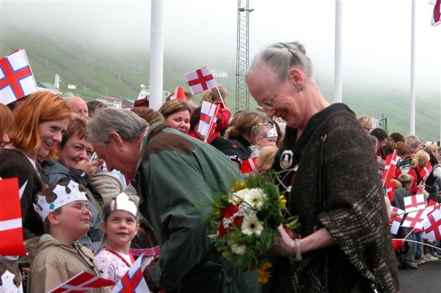File:Queen Margrethe 21-06-2005 Vágur.jpg