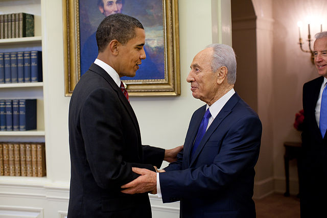 File:Barack Obama welcomes Shimon Peres in the Oval Office.jpg