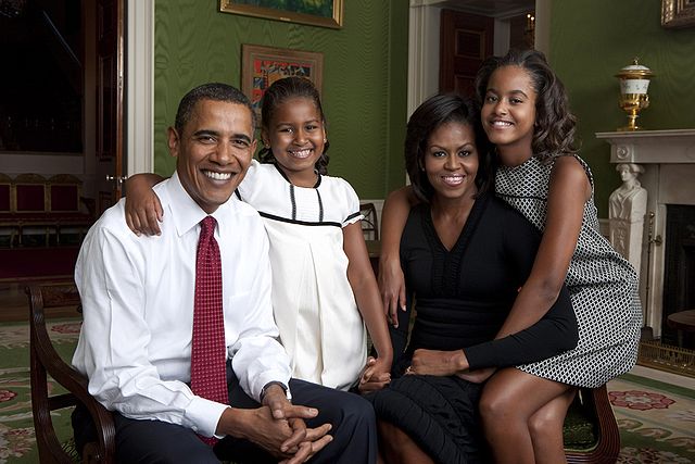 File:Obama family portrait in the Green Room.jpg