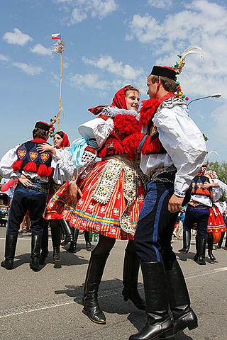 File:Moravian Slovak Costumes during Jizda Kralu.jpg