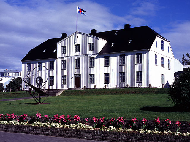 File:Menntaskólinn í Reykjavík (main building, 2004).jpg