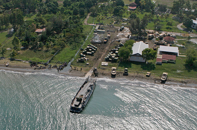 File:Haiti relief landing jan22.jpg