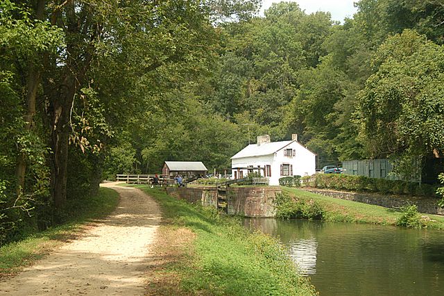 File:Canal swains lock 20040911 121236 2.jpg
