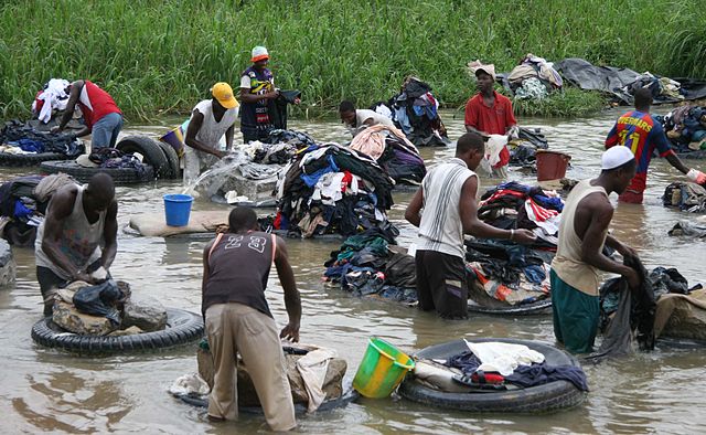 File:Laundry in the river.jpg