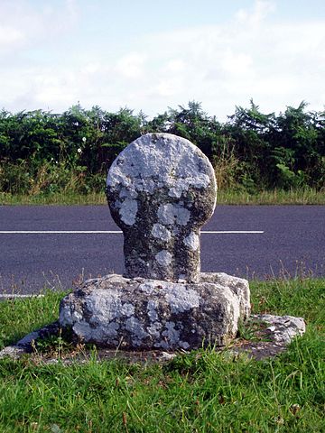 File:CrowsanWraCelticcross.jpg