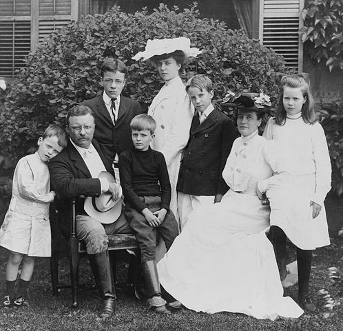 File:Theodore Roosevelt and family, 1903.jpg