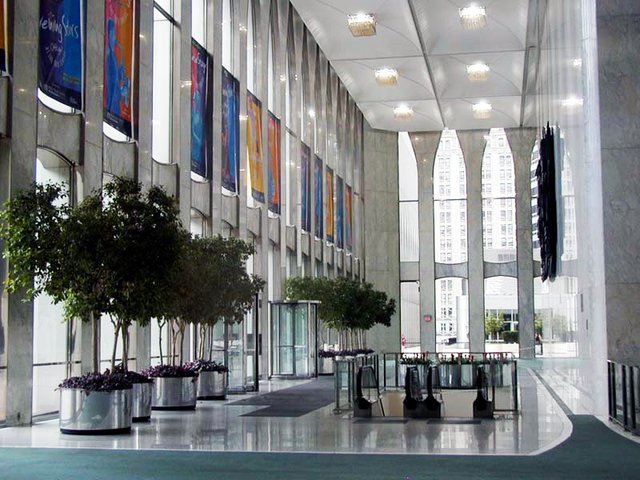 File:World Trade Center lobby, 08-19-2000.png
