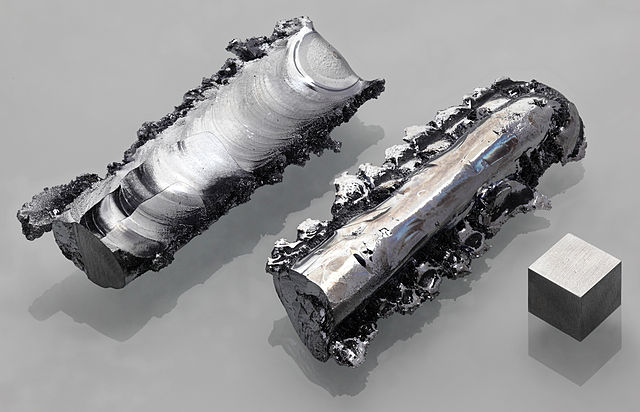 File:Chromium zone refined and 1cm3 cube.jpg