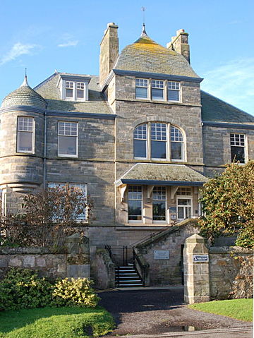 File:Castle House - geograph.org.uk - 1041518.jpg