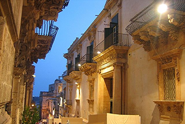 File:Via Nicolaci - Noto, Sicily.jpg