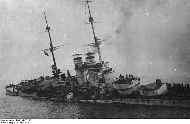 File:Bundesarchiv Bild 134-C2280, Szent István, Sinkendes Linienschiff.jpg