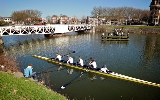 File:Coachpraatje bij de Munt - WLM 2011 - ednl.jpg