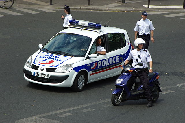 File:Police préparant l'arrivée d'une manifestation.JPG