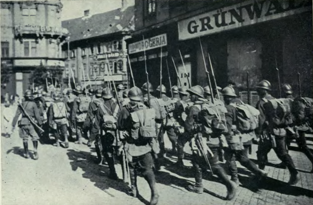 File:Tropas-rumanas-ocupan-budapest-1919--outlawsdiary02tormuoft.png