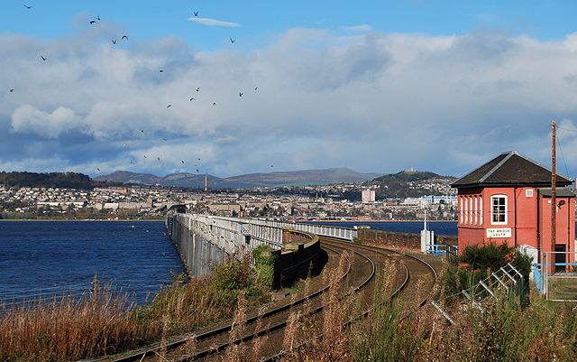 File:Tay Rail Bridge and Signal Box Wormit 2.JPG