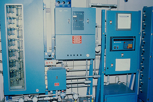 File:Gas chromatograph.jpg