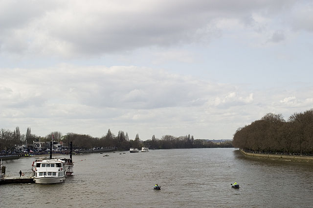 File:Start section (empty) - 2009 Boat Race.jpg