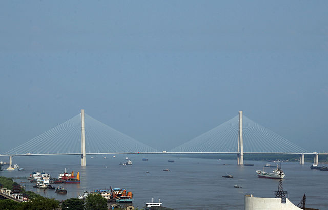 File:Bridge on the Yangtze River in Anqing Anhui China-2.jpg