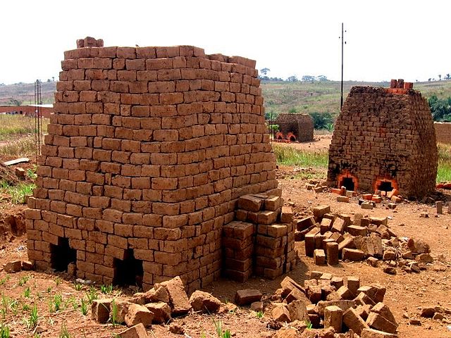 File:Fornos de blocos Uige.JPG