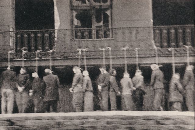 File:Poles, inmates of Pawiak prison, hanged by Germans in Leszno Street , Warsaw February 11th 1944.jpg