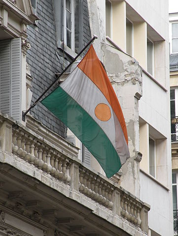 File:Drapeau Niger ambassade Paris.jpg