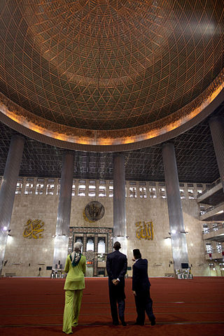 File:Barack Obama and Michelle Obama at the Istiqlal Mosque, Jakarta, Indonesia, Nov. 10, 2010.jpg