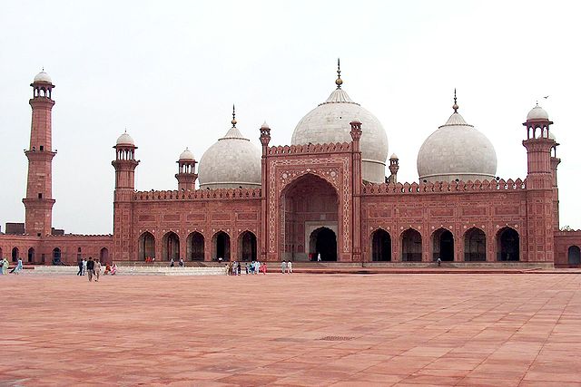 File:Badshahi Mosque July 1 2005 pic32 by Ali Imran (1).jpg