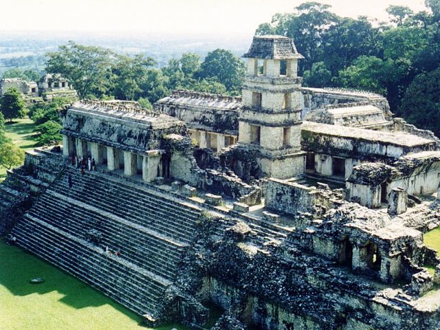File:Grosser Tempel in Palenque.jpg
