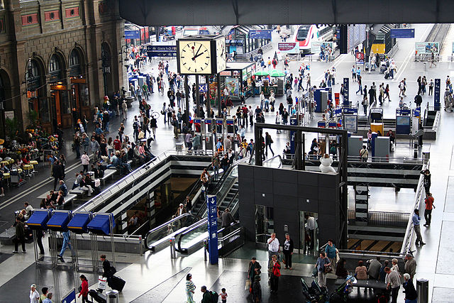 File:Bahnhofshalle Zuerich-2.jpg