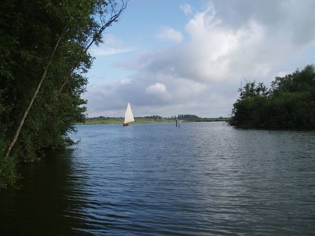 File:BartonBroad.JPG