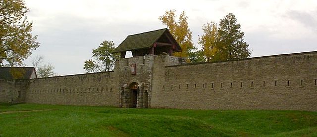 File:Fort de Chartres-front curtain and gatehouse.jpg