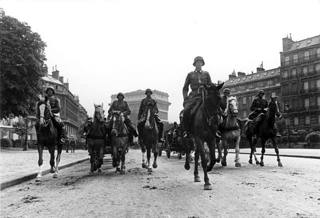 File:Bundesarchiv Bild 101I-126-0350-26A, Paris, Einmarsch, Parade deutscher Truppen.jpg
