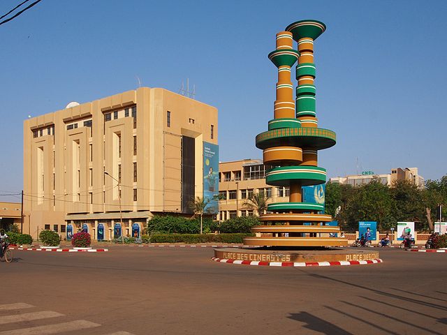 File:Place des cineastes Ouaga.jpg