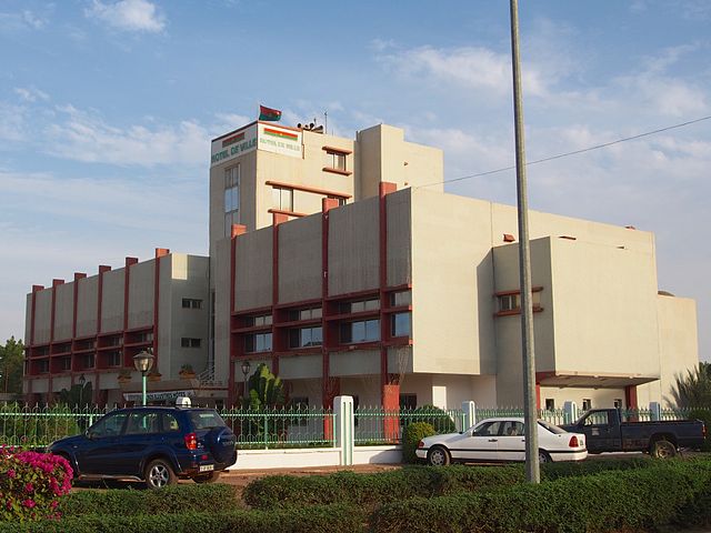 File:Hotel de ville Ouagadougou.jpg