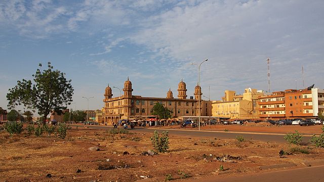 File:Mosquee Ouagadougou.jpg