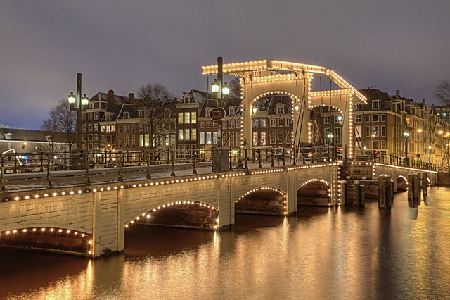 File:Amsterdam Magere Brug.jpg