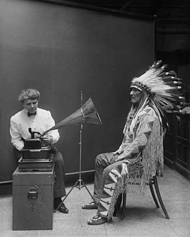 File:Frances Densmore recording Mountain Chief2.jpg