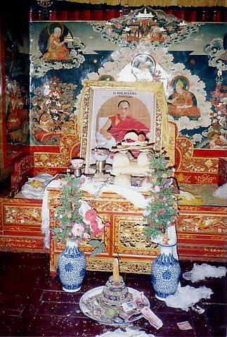 File:Throne awaiting Dalai Lama's return. Summer residence Nechung. 1993.JPG