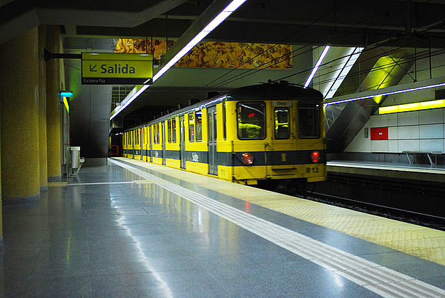 File:L&iacute;nea H, And&eacute;n en la estaci&oacute;n Venezuela 02 (Buenos Aires, noviembre 2008).jpg