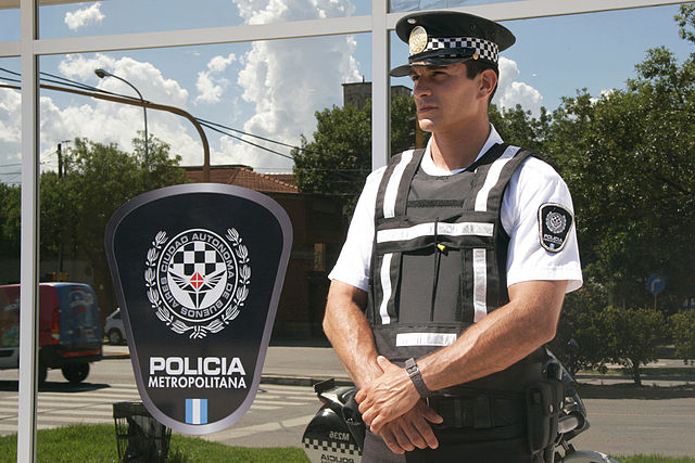 File:Personal de la Policia Metropolitana 02.jpg