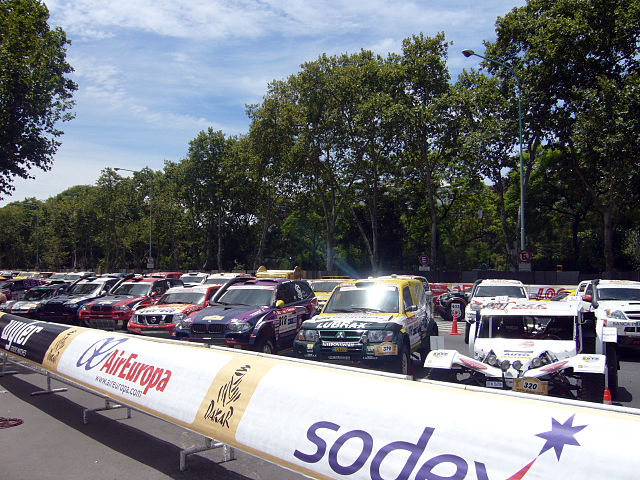 File:Camionetas Dakar 2009.JPG