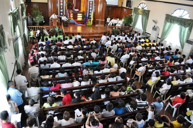 File:AIM Pilipinas First Bishop.jpeg