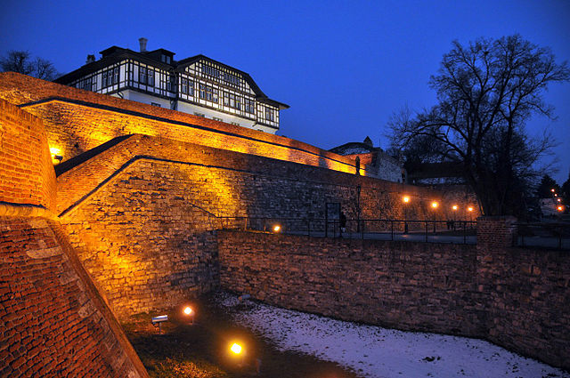 File:Kalemegdan by night.jpg