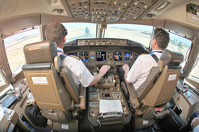 File:Transaero 777-200ER flight deck.jpg