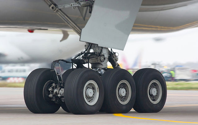 File:Boeing-777-300 chassis.jpg