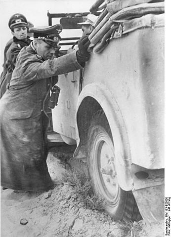 File:Bundesarchiv Bild 183-B20800, Nordafrika, Rommel und Westphal schieben Auto.jpg