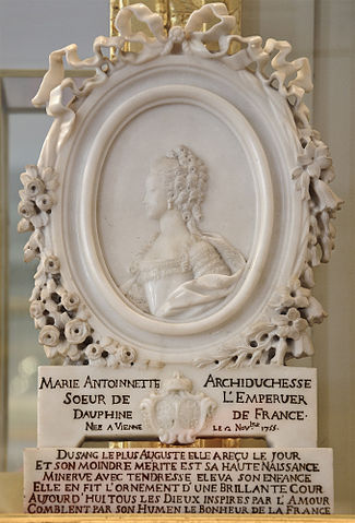 File:Marie-Antoinette dauphine profil-en-medaillon.jpg